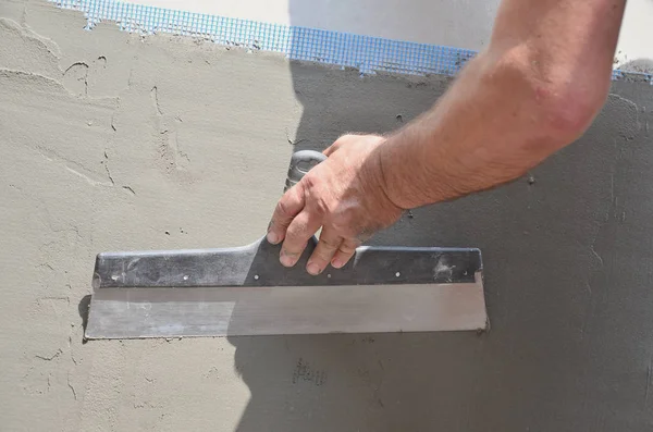 Manos Viejo Trabajador Manual Con Herramientas Enlucido Pared Que Renuevan — Foto de Stock