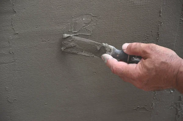 Mãos Velho Trabalhador Manual Com Ferramentas Reboco Parede Renovando Casa — Fotografia de Stock