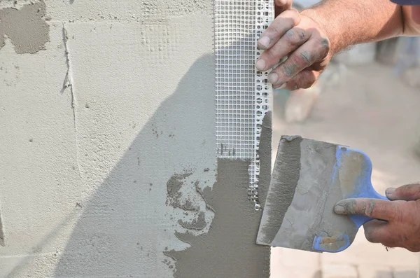 Manos Viejo Trabajador Manual Con Herramientas Enlucido Pared Que Renuevan — Foto de Stock