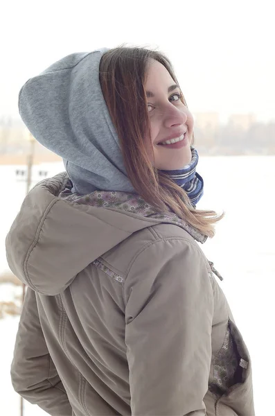 Uma Jovem Sorridente Menina Caucasiana Olha Redor Linha Horizonte Entre — Fotografia de Stock