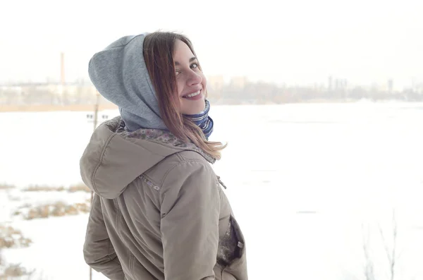 Uma Jovem Sorridente Menina Caucasiana Olha Redor Linha Horizonte Entre — Fotografia de Stock