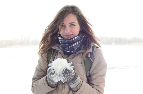 Ein Junges Fröhliches Kaukasisches Mädchen Braunem Mantel Hält Einen Schneeball — Stockfoto