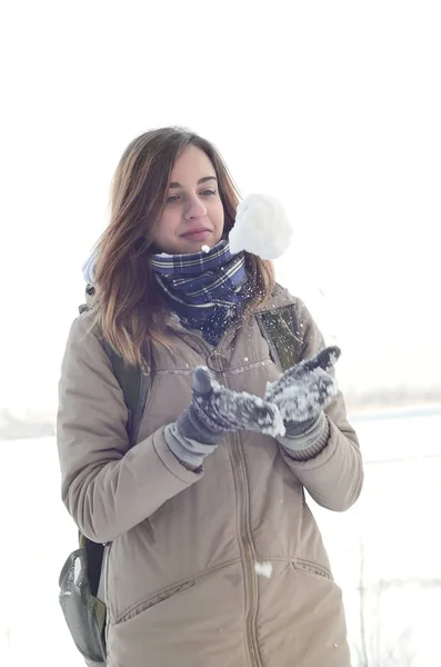 Молодий Радісний Кавказьких Дівчина Коричневих Пальто Тримає Сніжної Грудки Тлі — стокове фото