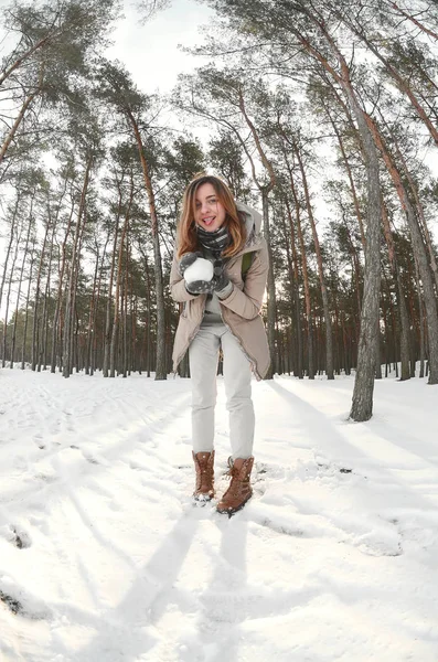 Молодий Радісний Кавказьких Дівчина Коричневих Пальто Тримає Сніжний Ком Засніженому — стокове фото