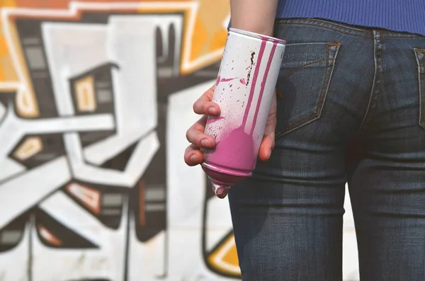 Foto Van Een Meisje Hand Met Verf Spuitbussen Handen Een — Stockfoto