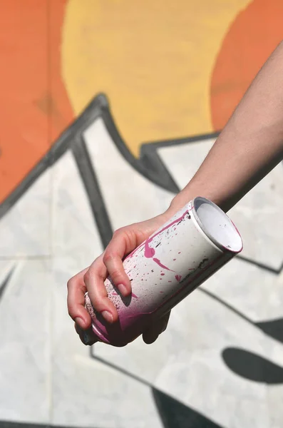 Photo Girl Hand Aerosol Paint Cans Hands Graffiti Wall Background — Stock Photo, Image