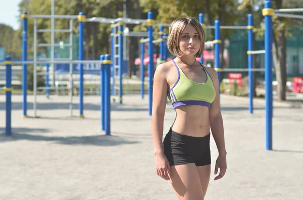 Ένα Νεαρό Αθλητή Καυκάσιος Κορίτσι Ένα Φωτεινό Πράσινο Αθλητικών Στέκεται — Φωτογραφία Αρχείου