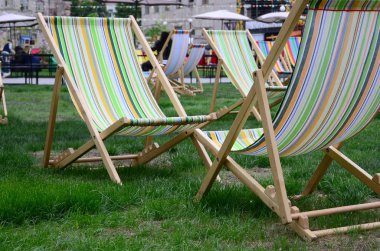 Bir çimenlikte şezlong. Festivalin, tatile dinlenmek. Bahçe şezlong yeşil çimenlerin üzerinde. Bahçe Yatak güneşlenme ve dinlenme için. Yaz sandalye