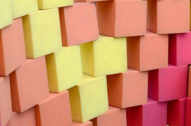 Duvar sarı ve kırmızı paralon yumuşak küpleri kuru havuzda, trambolin çocuk oyun merkezi