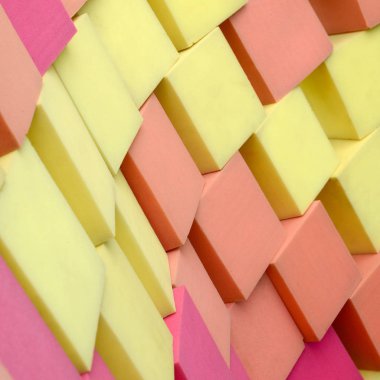 Duvar sarı ve kırmızı paralon yumuşak küpleri kuru havuzda, trambolin çocuk oyun merkezi