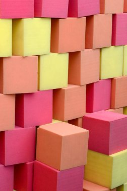 Duvar sarı ve kırmızı paralon yumuşak küpleri kuru havuzda, trambolin çocuk oyun merkezi