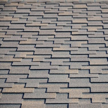 Modern çatı ve bacalar dekorasyon. Esnek asfalt veya perspektif içinde dikdörtgen şeklinde kayrak Zona.