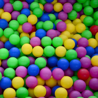 Oyun Odası havuzunda renkli plastik toplar. Yüzme Havuzu için eğlenceli ve renkli plastik toplar atlama
