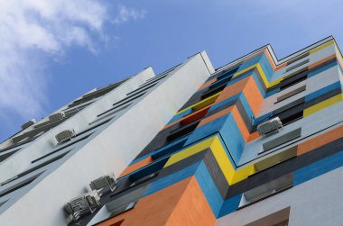 Yeni multy katlı konut binası ve mavi gökyüzü. Hayranları konut evler birçok windows ve hava durumu