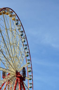 Eğlence dönme dolap açık mavi gökyüzü güneşli gün