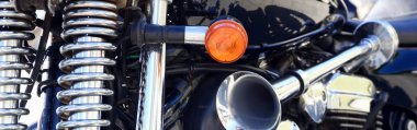 Eski klasik motosiklet krom parlak gövde bölümü bir parçası kadar kapatın