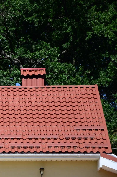 Kiváló Minőségű Piros Fém Cseréppel Egy Ház Zöld Fák Háttér — Stock Fotó