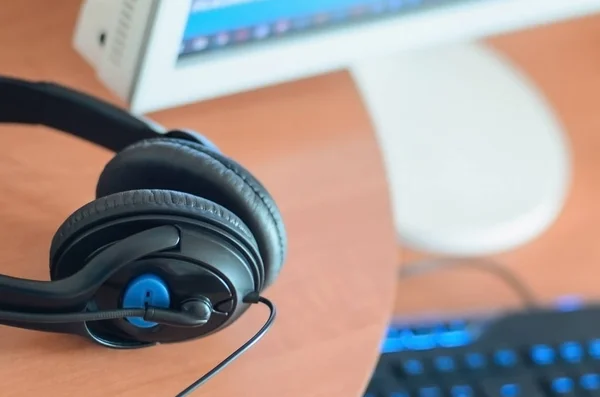 Grandes Auriculares Negros Encuentran Escritorio Madera Del Diseñador Sonido Lugar — Foto de Stock