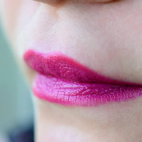 特写镜头美丽的女人嘴唇与光泽的紫红色口红 浅景深 — 图库照片