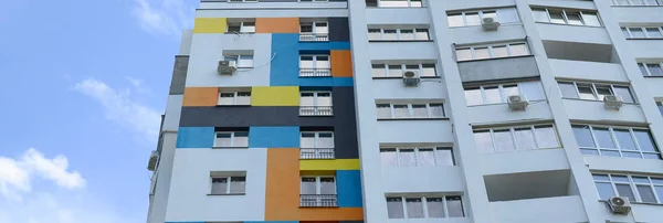 Neues Mehrstöckiges Wohnhaus Und Blauer Himmel Wohnhäuser Mit Vielen Fenstern — Stockfoto