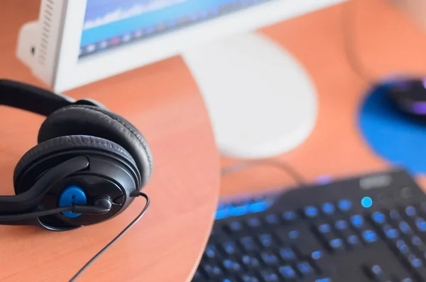 Grandes Auriculares Negros Encuentran Escritorio Madera Del Diseñador Sonido Lugar — Foto de Stock