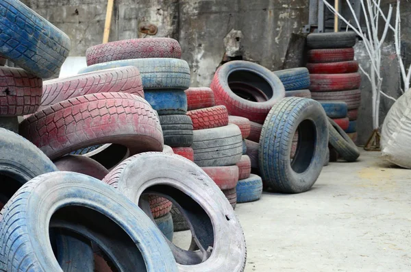 Una Foto Muchos Neumáticos Usados Viejos Dejados Vertedero Imagen Problema — Foto de Stock