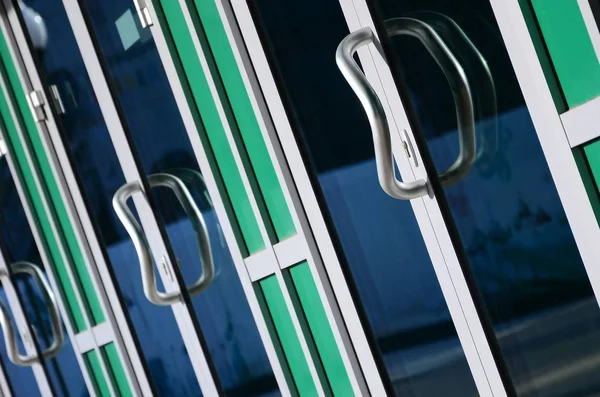 Maçaneta Porta Cromada Vidro Porta Alumínio Moderna Fora Prédio Escritórios — Fotografia de Stock