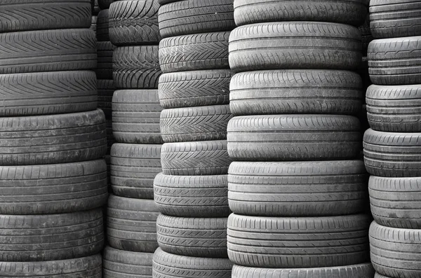 老旧的轮胎堆积与高桩在次要汽车零件商店车库关闭 — 图库照片