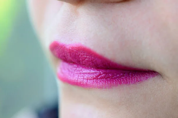 Nahaufnahme Schöner Frauenlippen Mit Glänzendem Fuchsia Lippenstift Geringe Schärfentiefe — Stockfoto