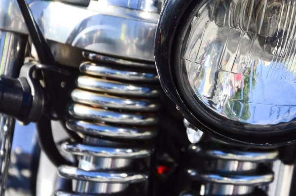 Nahaufnahme Fragment Einer Verchromten Glänzenden Lampe Eines Alten Klassischen Motorrads — Stockfoto