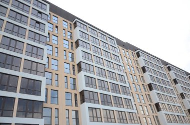 Yeni multy katlı sokak şehir bina konut. Beyaz gökyüzü altında Konut Evleri