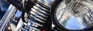Eski klasik motosiklet ve krom parlak lamba parçası kadar kapatın