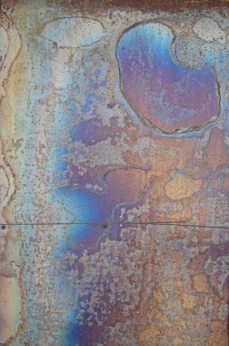 Bakır kaplama çelik levha üzerinde korozyon doku soyut. Turuncu ve mavi renklerde rasgele desen