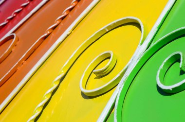 Metal doku dövme desenli renkli duvar parçasının. Gökkuşağı renkleri