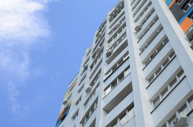 Yeni multy katlı konut binası ve mavi gökyüzü. Hayranları konut evler birçok windows ve hava durumu