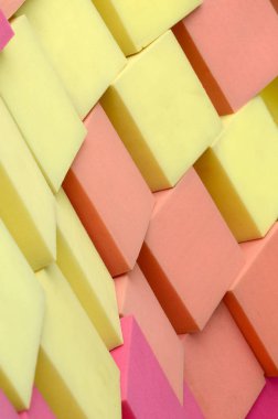 Duvar sarı ve kırmızı paralon yumuşak küpleri kuru havuzda, trambolin çocuk oyun merkezi