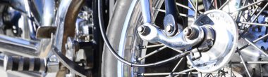 Eski klasik motosiklet krom parlak tekerlek parçası kadar kapatın