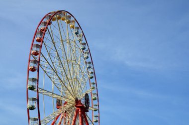 Eğlence dönme dolap açık mavi gökyüzü güneşli gün