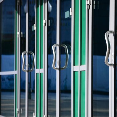 Krom kapı kolu ve modern alüminyum kapı ofis binası dışında bardak