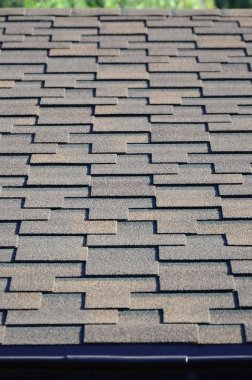 Modern çatı ve bacalar dekorasyon. Esnek asfalt veya perspektif içinde dikdörtgen şeklinde kayrak Zona.