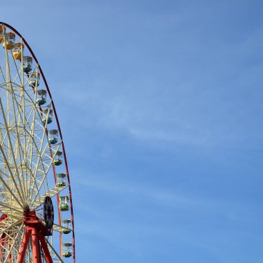 Eğlence dönme dolap açık mavi gökyüzü güneşli gün