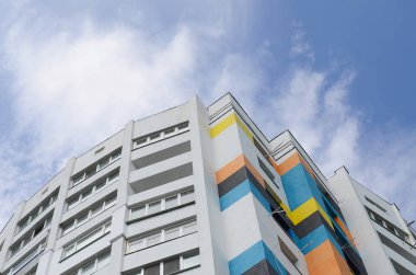 Yeni multy katlı konut binası ve mavi gökyüzü. Hayranları konut evler birçok windows ve hava durumu