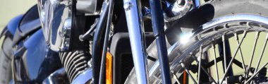Eski klasik motosiklet krom parlak tekerlek parçası kadar kapatın