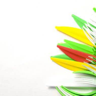 Parlak sarı, yeşil ve beyaz plastik mutfak eşyaları tek yığını kullanmak aletleri beyaz arka plan üzerinde