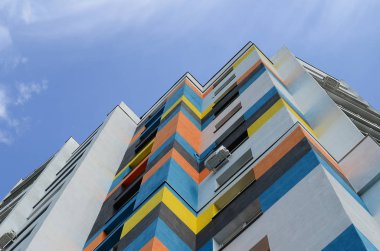 Yeni multy katlı konut binası ve mavi gökyüzü. Hayranları konut evler birçok windows ve hava durumu