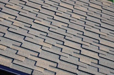 Modern çatı ve bacalar dekorasyon. Esnek asfalt veya perspektif içinde dikdörtgen şeklinde kayrak Zona.