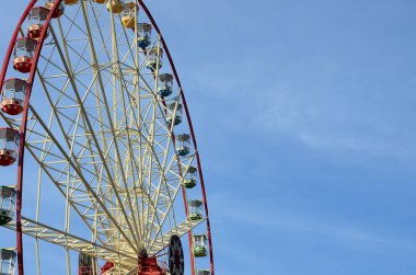 Eğlence dönme dolap açık mavi gökyüzü güneşli gün