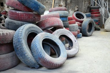 Birçok eski kullanılmış lastikler resmini atık çöplük yaptı. Resmi bir ekolojik sorun ve afet
