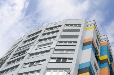 Yeni multy katlı konut binası ve mavi gökyüzü. Hayranları konut evler birçok windows ve hava durumu