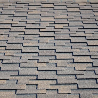 Modern çatı ve bacalar dekorasyon. Esnek asfalt veya perspektif içinde dikdörtgen şeklinde kayrak Zona.